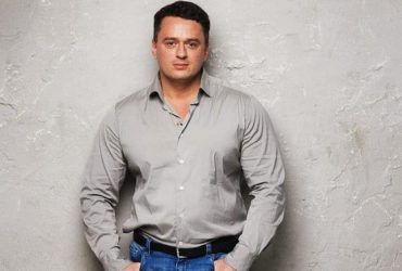 Упал в судорогах: известный российский актер попал в больницу