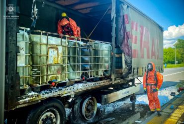 На Тернопільщині загорілася вантажівка з соляною кислотою, відбувся витік (фото)