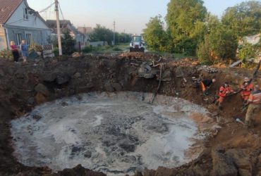 Нічний удар по Дніпропетровщині: в ОВА уточнили пошкодження та показали вирву (фото)