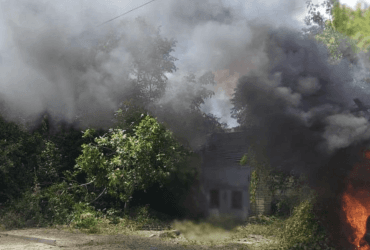 Росіяни завдали удару по підприємству Херсона: мінімум 3 загиблих та 3 поранених (фото)