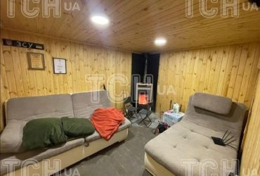 Камін, інтернет та дивани: під Києвом чоловік побудував бункер для всієї вулиці (фото)