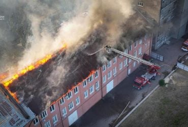 В Одессе вспыхнул завод, огонь едва не перекинулся на 12-этажный дом (фото, видео)