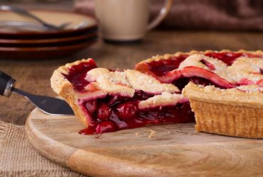 Без яєць і сметани: пиріг з вишнями з 5 інгредієнтів