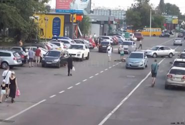 На Київщині чоловік вибіг на дорогу і кинувся під колеса автомобіля