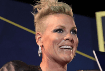 Фанат бросил в певицу Пинк прах своей матери (видео)