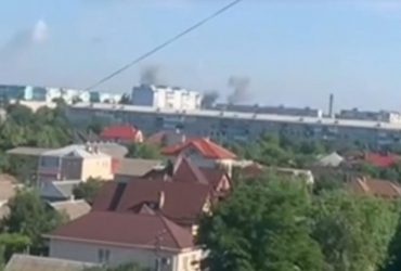 В Бердянске прогремела серия мощных взрывов: в небе заметили знак (видео)