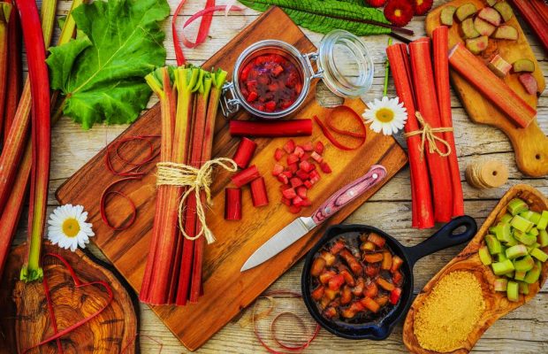 Что такое ревень и как его есть: 5 полезных свойств и рецепт шарлотки