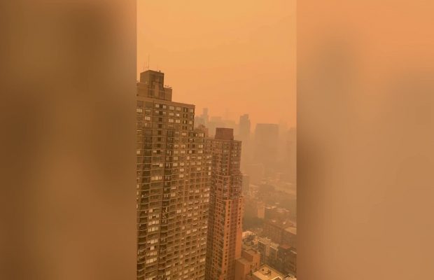 Нью-Йорк оповив апокаліптичний помаранчевий туман: що стало причиною (відео)
