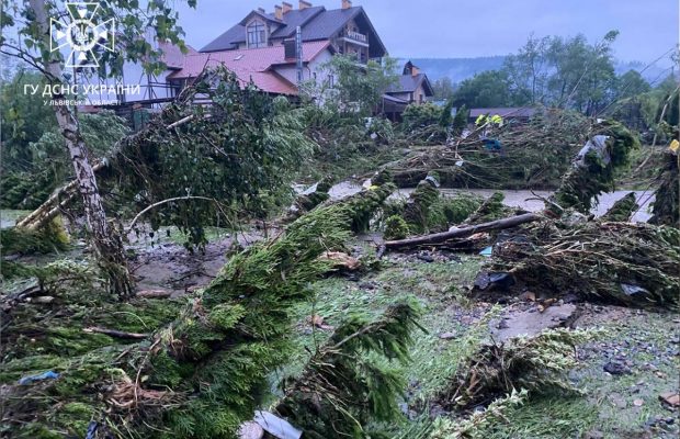 Підтоплені будинки та готелі: від негоди постраждав відомий курорт Прикарпаття (фото)