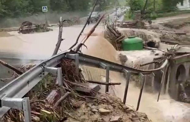 На Львівщині потужна злива розмила дороги і зруйновала 5 мостів (відео, фото)