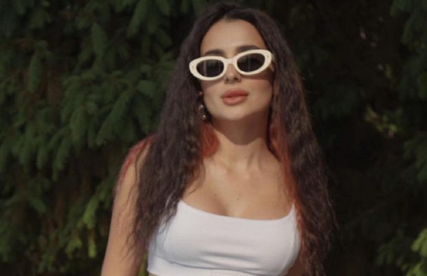 Анна Трінчер розповіла, чому перестала спілкуватися з татом: "Тягав за волосся, кричав"