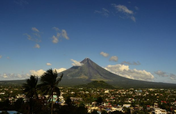 Небезпечний вулкан на Філіппінах вивергає лаву, почалася евакуація (відео)