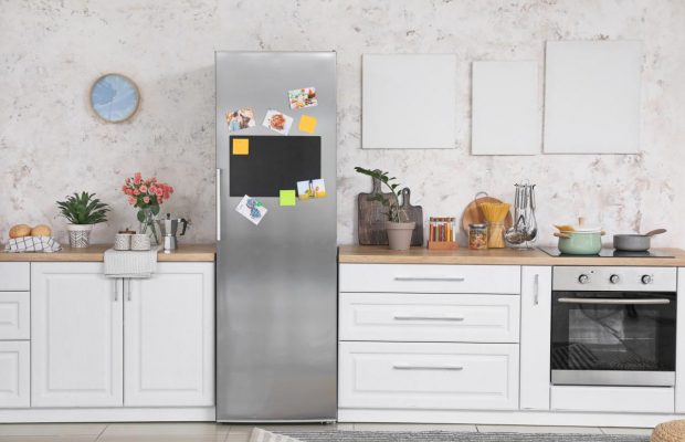 Почему на самом деле нельзя вешать магниты на холодильник: опасно для жизни