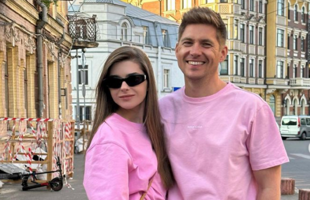 Молода дружина Остапчука показала всім оголені груди: "Ранок добрий"