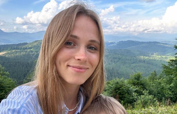 Анна Кошмал зі "Сватів" звела з розуму знімком у білій сукні (фото)