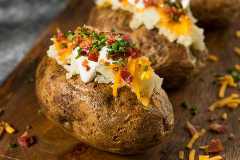 Жареный картофель с салом и луком на сковороде