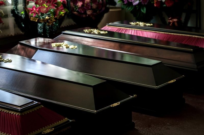 Что запрещено класть в гроб, кроме колец и телефонов: многие делают это на похоронах - ЗНАЙ ЮА