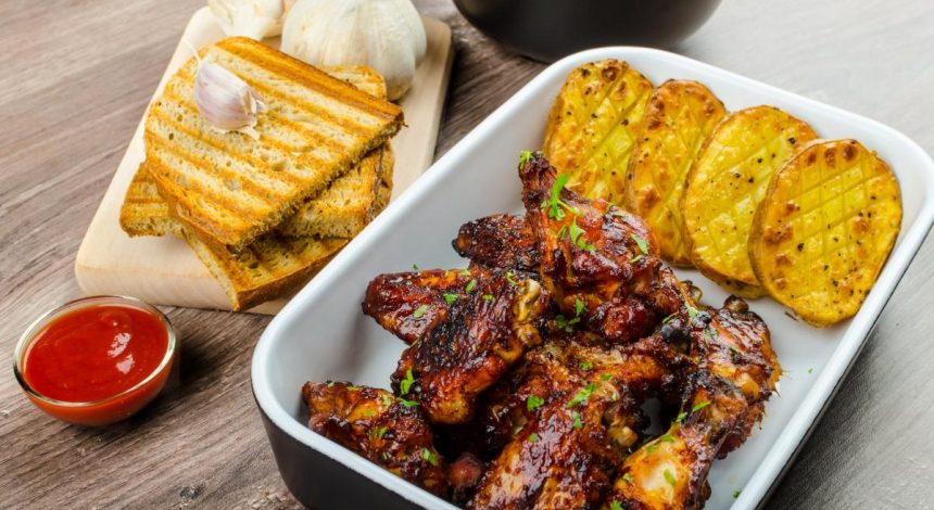 Хрустящие крылышки с картошкой в духовке: ничего проще вы не готовили