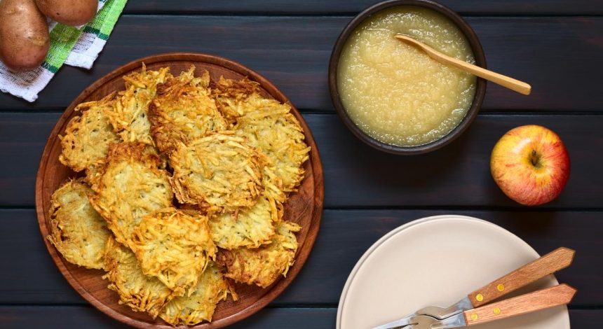 Хрустят, прожариваются внутри и не разваливаются: идеальные картофельные драники