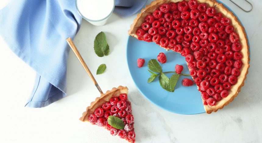 Молоко, варенье и мука: простейший рецепт заливного пирога на скорую руку