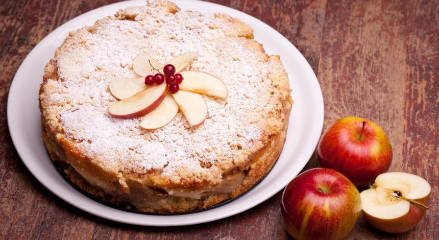 Пушистое тесто за 10 минут: элементарный пирог на кефире с яблоками