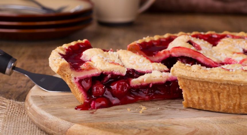 Без яиц и сметаны: пирог с вишней из 5 ингредиентов