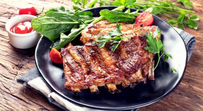 Просто тают во рту: готовим пикантные свиные ребрышки в духовке