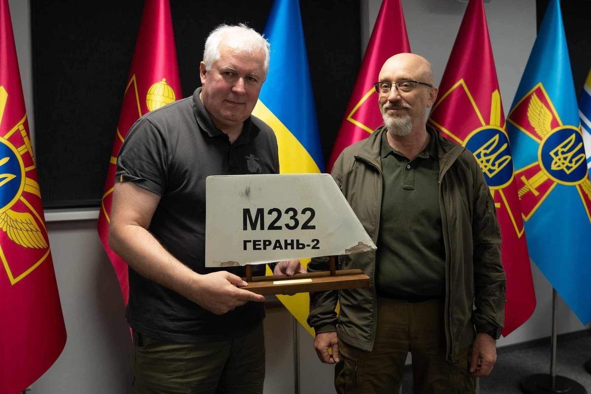 Глава Міноборони Литви отримав від України "сувенір" з фронту / фото twitter.com/a_anusauskas Глава Міноборони Литви отримав від України "сувенір" з фронту / фото twitter.com/a_anusauskas