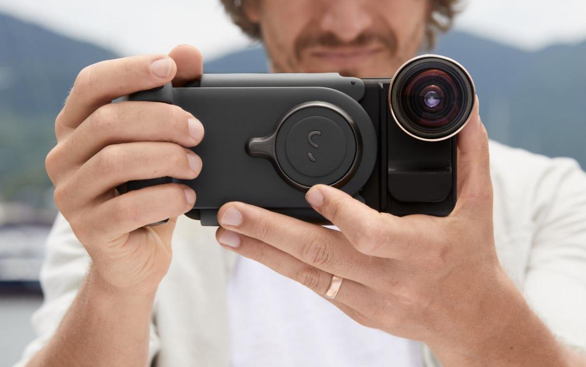 Девайс весит 200 граммов и совместим с любыми смартфонами / фото Shiftcam ProGrip Pro Девайс весит 200 граммов и совместим с любыми смартфонами / фото Shiftcam ProGrip Pro