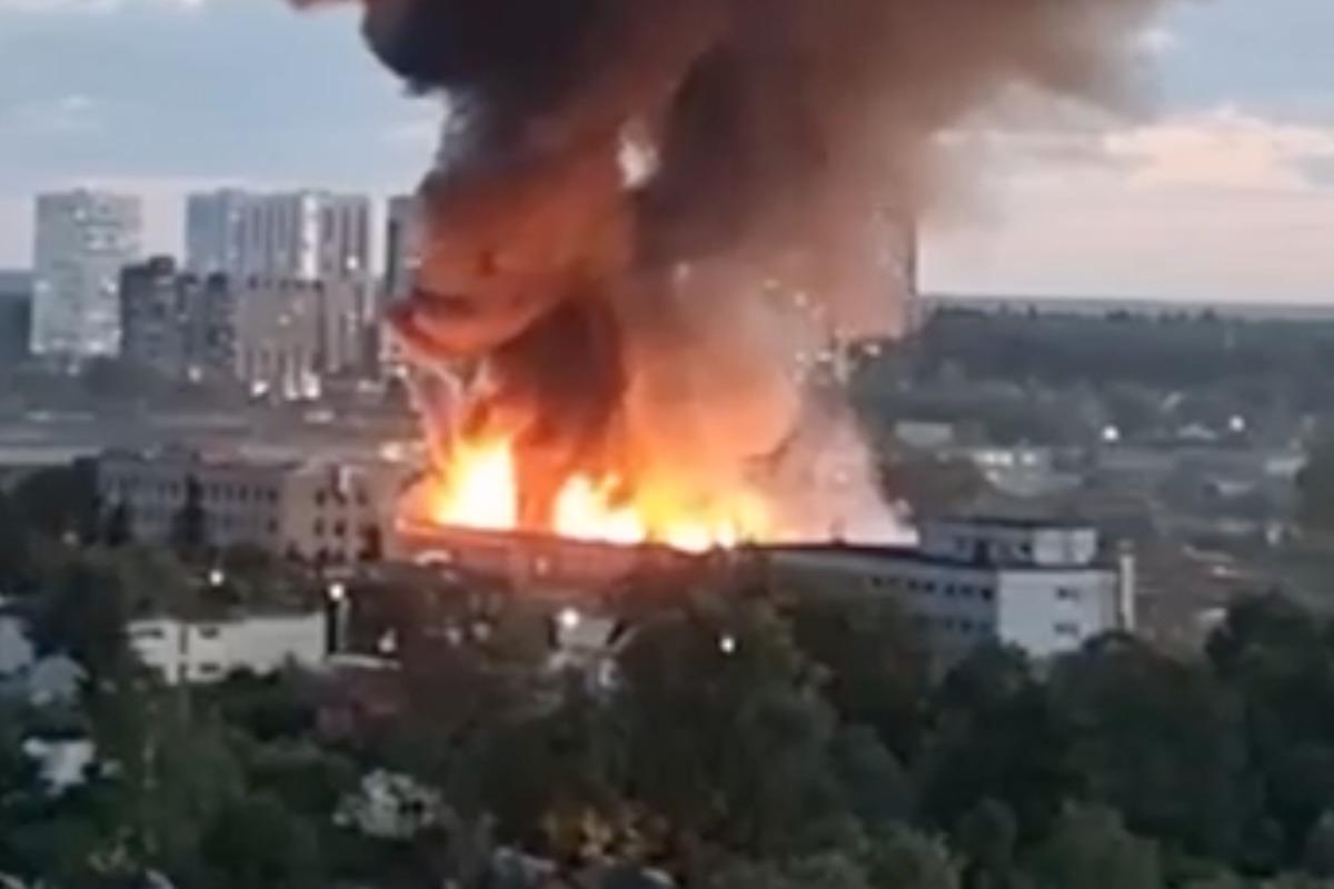 У Підмосков'ї спалахнула масштабна пожежа / скріншот У Підмосков'ї спалахнула масштабна пожежа / скріншот