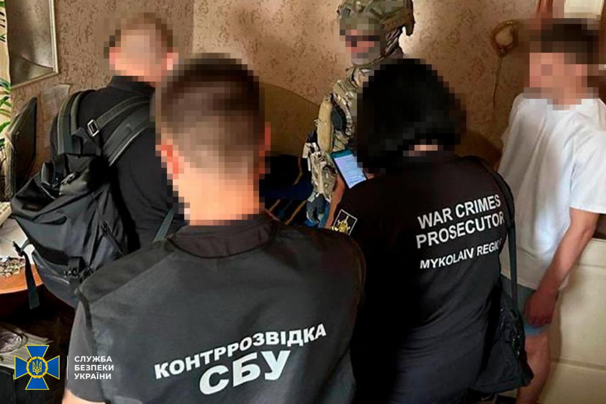 У Миколаєві затримали зрадника, що наводив ракети по місту / фото СБУ У Миколаєві затримали зрадника, що наводив ракети по місту / фото СБУ