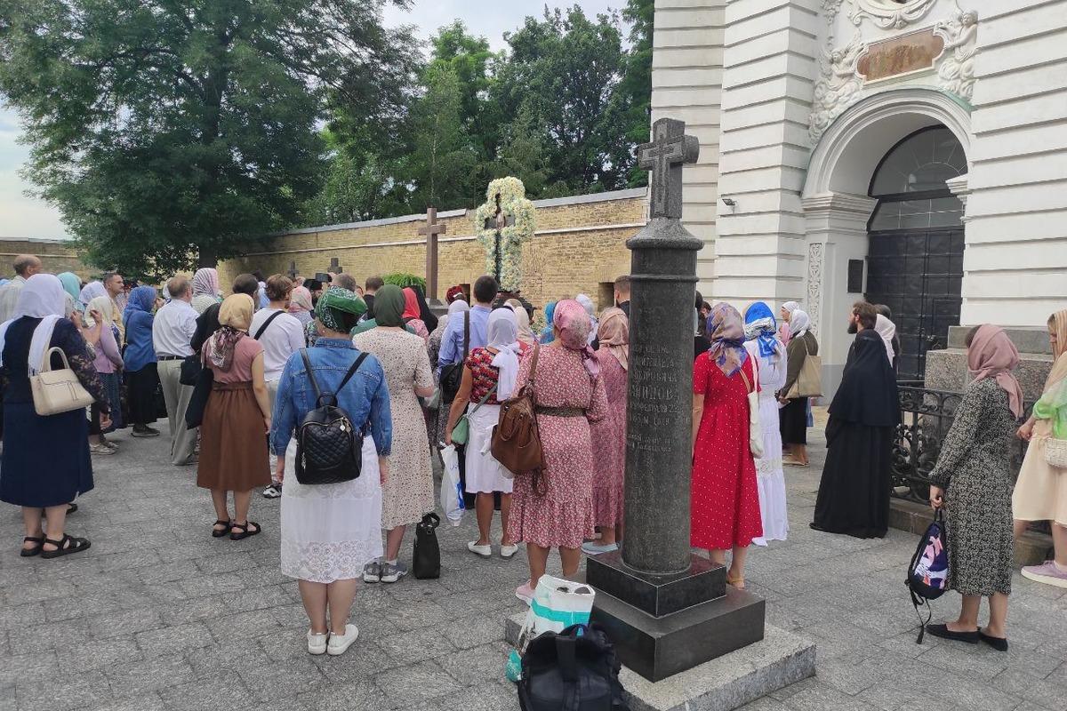 Віряни УПЦ МП не здаються й перешкоджають роботі як комісії Мінкульту, так і правоохоронців / фото СПЖ Віряни УПЦ МП не здаються й перешкоджають роботі як комісії Мінкульту, так і правоохоронців / фото СПЖ
