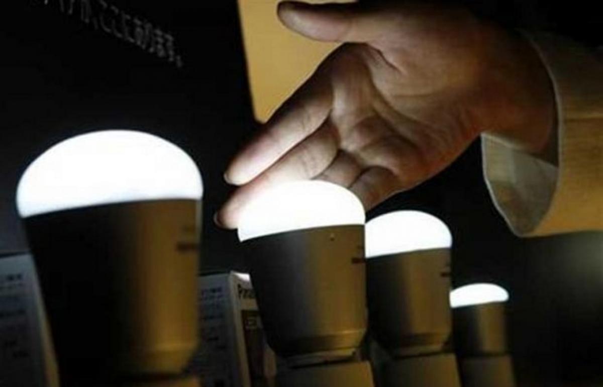 Слід обов’язково замінити на світлодіодні усі лампи в оселі / фото REUTERS