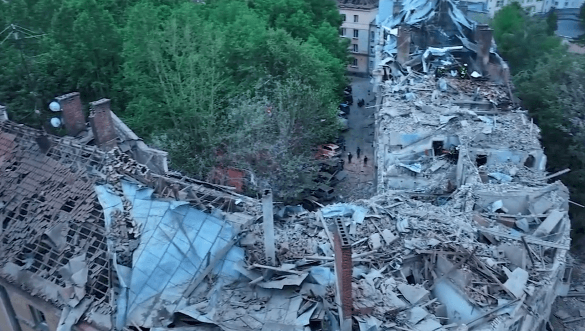 Рятувальники продовжують працювати на місці удару / Скриншот