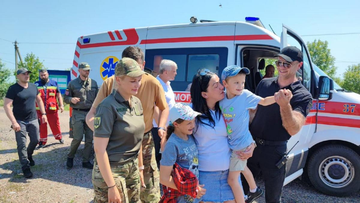 Відео зустрічі мами і двох дітей, яких повернули з російського полону, довело до сліз українців / фото t.me/ermaka2022 Відео зустрічі мами і двох дітей, яких повернули з російського полону, довело до сліз українців / фото t.me/ermaka2022