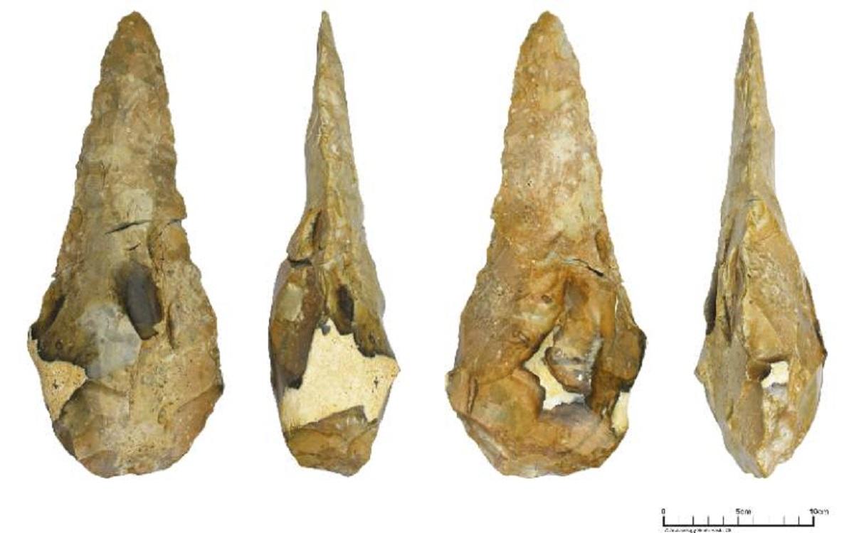 Знайдений сокира є одним з найбільших у своєму роді / фото Archaeology South-East / UCL Знайдений сокира є одним з найбільших у своєму роді / фото Archaeology South-East / UCL