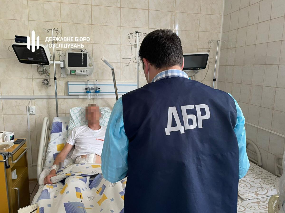 Потерпілий вже переніс операцію та досі перебуває на лікуванні / фото ДБР Потерпілий вже переніс операцію та досі перебуває на лікуванні / фото ДБР