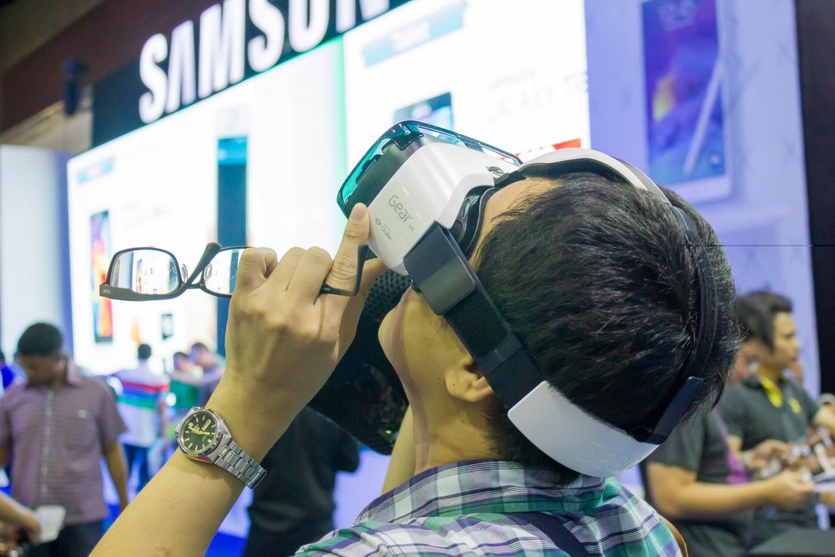 Samsung перенесла вихід своєї гарнітури через анонс Apple Vision Pro / фото ua.depositphotos.com Samsung перенесла вихід своєї гарнітури через анонс Apple Vision Pro / фото ua.depositphotos.com