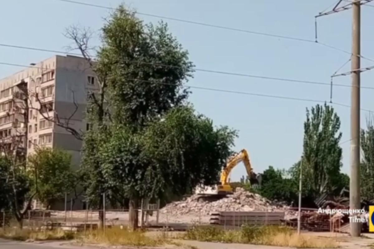В Мариуполе коллаборант использовал Россию для демонтажа магазина "Планета" / скриншот В Мариуполе коллаборант использовал Россию для демонтажа магазина "Планета" / скриншот