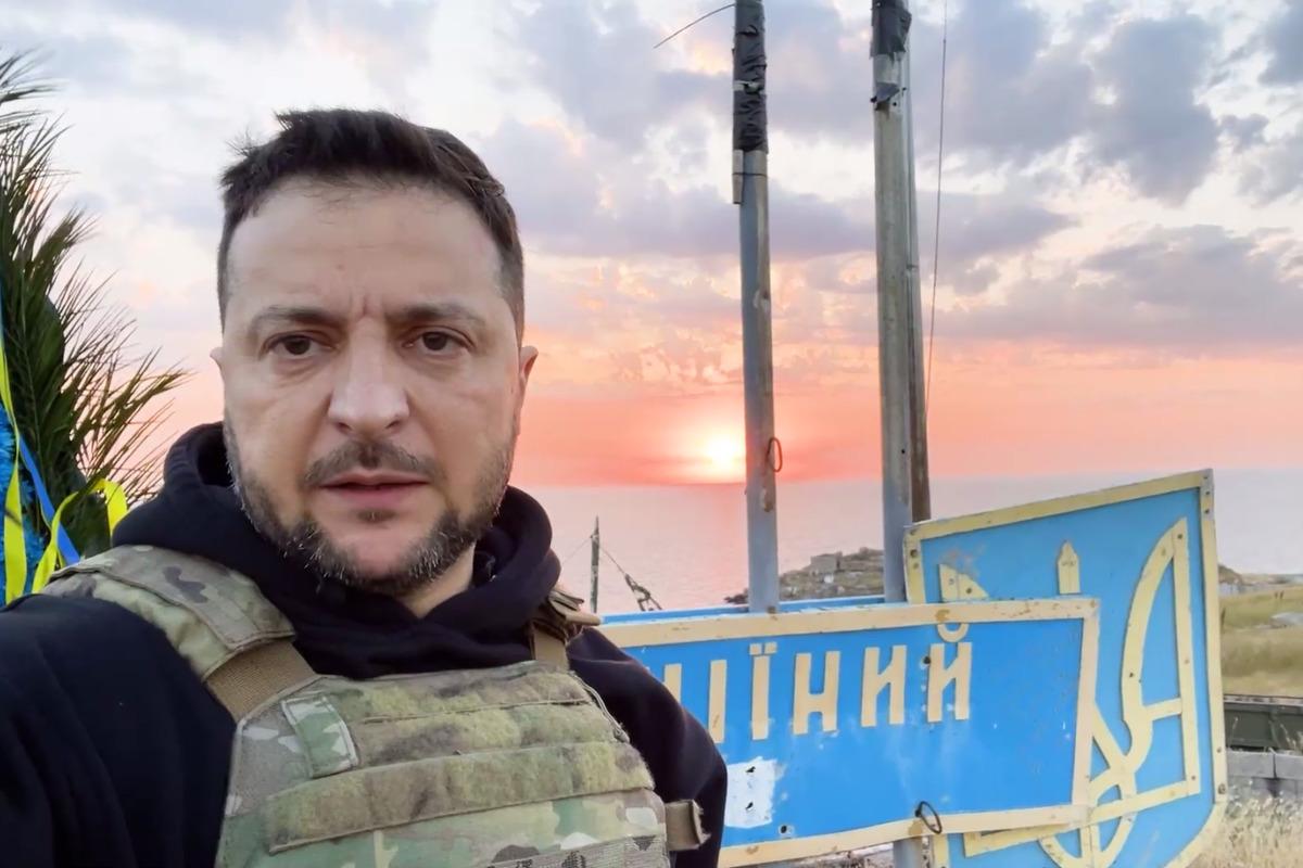 Зеленский обнародовал щемящее видео по случаю 500 дней тяжелой войны с РФ / Скриншот Зеленский обнародовал щемящее видео по случаю 500 дней тяжелой войны с РФ / Скриншот