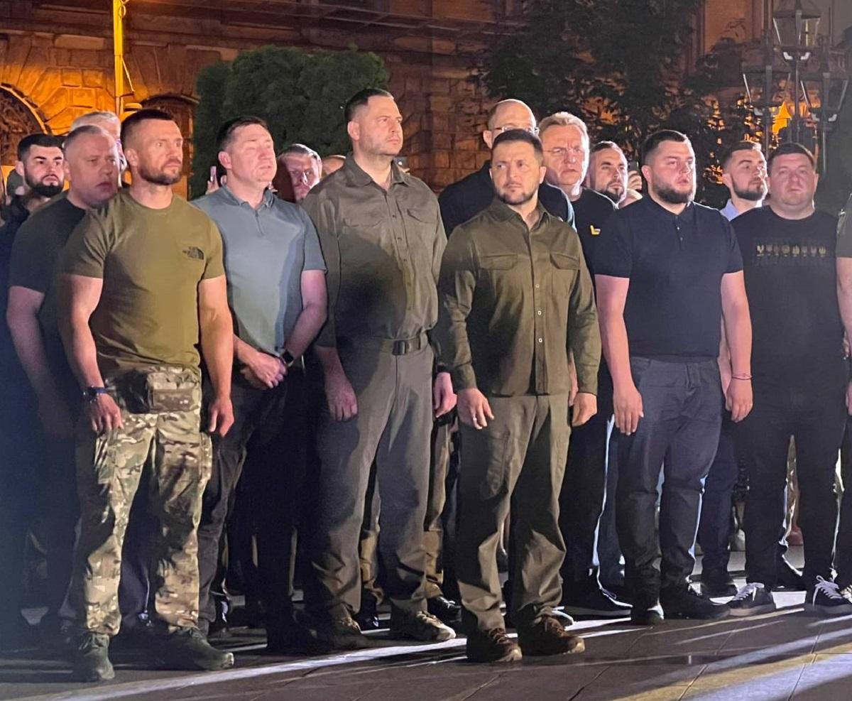 Зустрічали оплесками: Зеленський та звільнені командири "Азова" прибули до Львова / фото Андрій Садовий в Телеграм