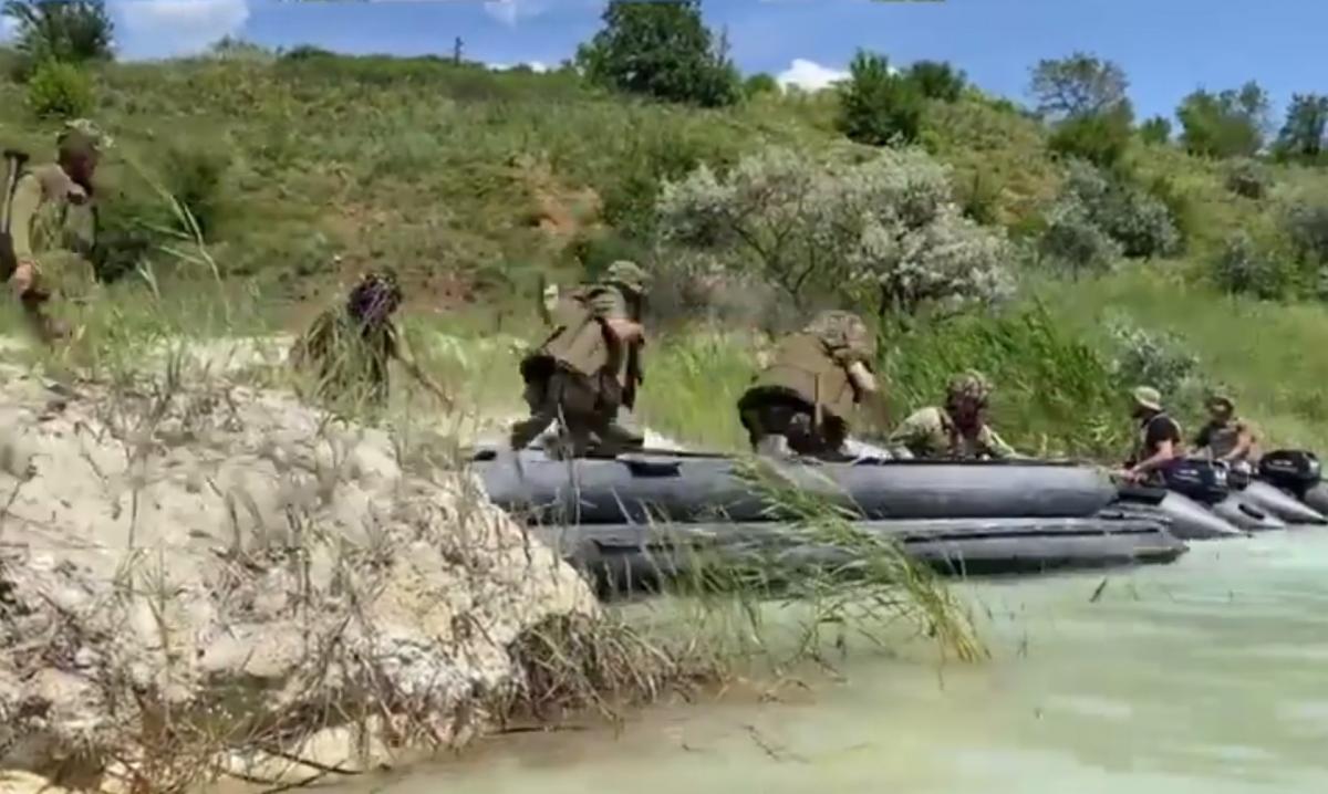 Генштаб ЗСУ показав яскраві кадри підготовки українських десантників / скріншот Генштаб ЗСУ показав яскраві кадри підготовки українських десантників / скріншот