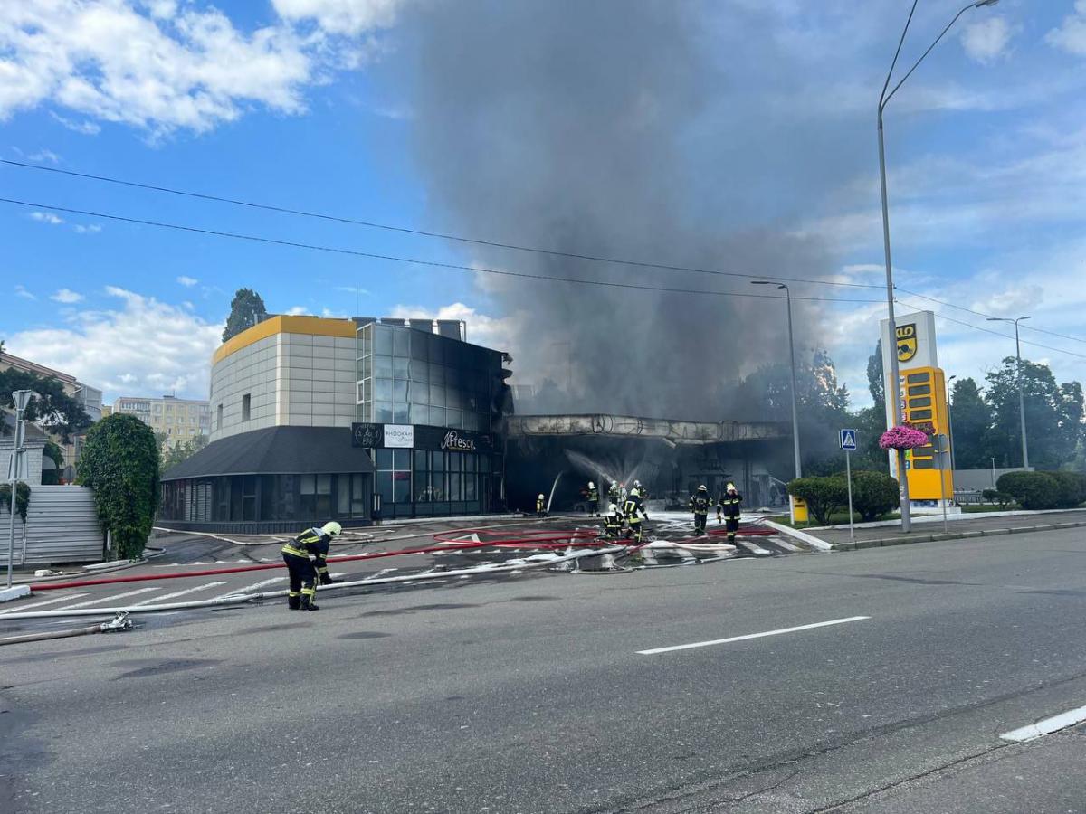 В Киеве вспыхнул пожар на АЗС: дым виден за километры, есть пострадавшие В Киеве вспыхнул пожар на АЗС: дым виден за километры, есть пострадавшие