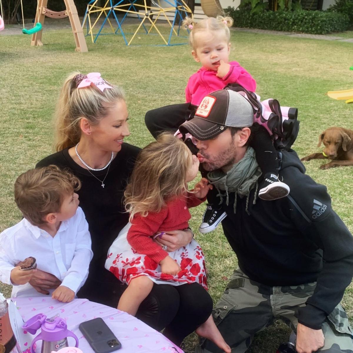 Иглесиас с женой и детьми на природе / instagram.com/annakournikova Иглесиас с женой и детьми на природе / instagram.com/annakournikova