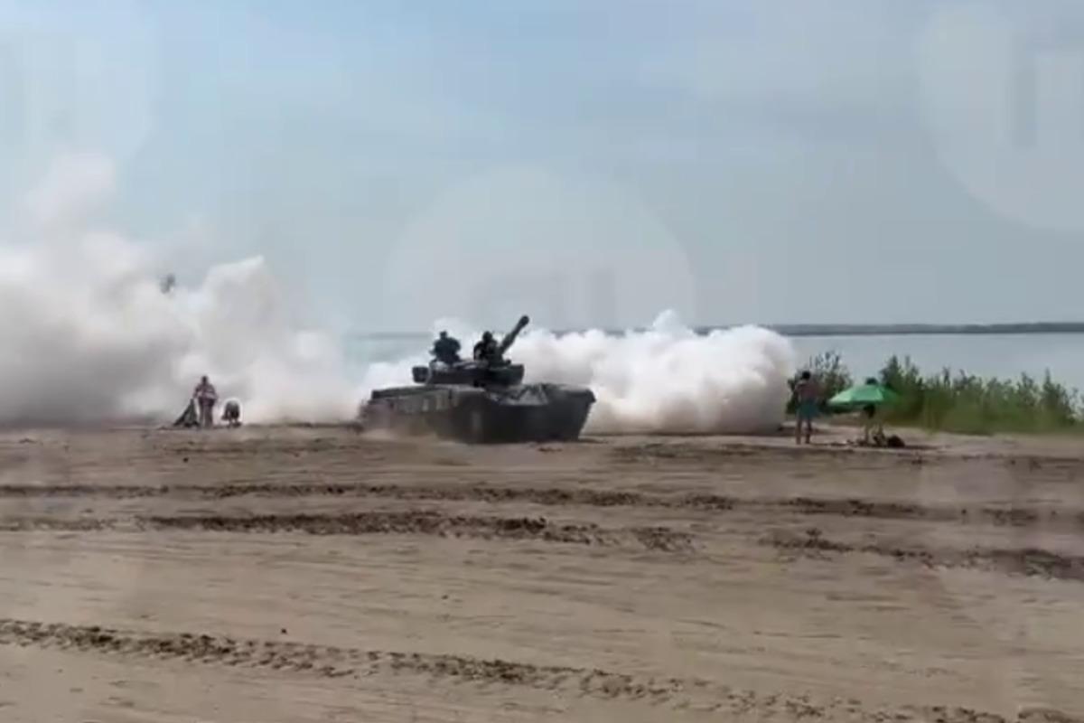 В РФ солдаты "покуражились" на танке на одном из пляжей и едва не раздавили людей / скриншот В РФ солдаты "покуражились" на танке на одном из пляжей и едва не раздавили людей / скриншот