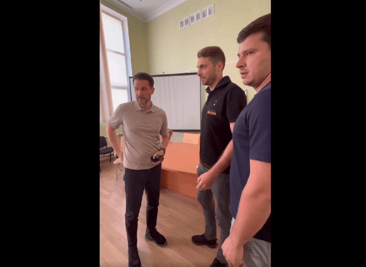 Депутати від 'УДАРу' вигнали з наради екс-голову Деснянської РДА Ратнікова: що сталося Депутати від 'УДАРу' вигнали з наради екс-голову Деснянської РДА Ратнікова: що сталося
