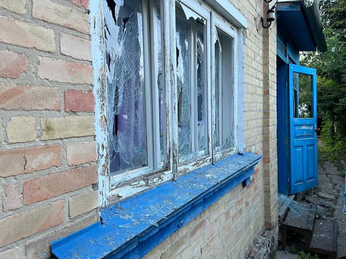 Ночная атака дронов: в Киевской области обломки повредили дома, вспыхнул пожар (фото) Ночная атака дронов: в Киевской области обломки повредили дома, вспыхнул пожар (фото)