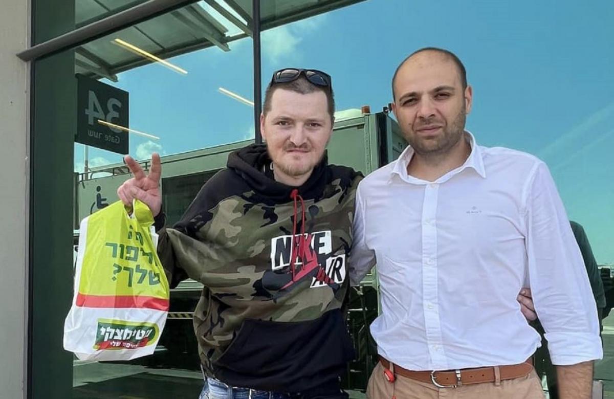 Украинский консул помог Александру сесть на рейс в Европу / facebook.com/oleg.nikolenko Украинский консул помог Александру сесть на рейс в Европу / facebook.com/oleg.nikolenko