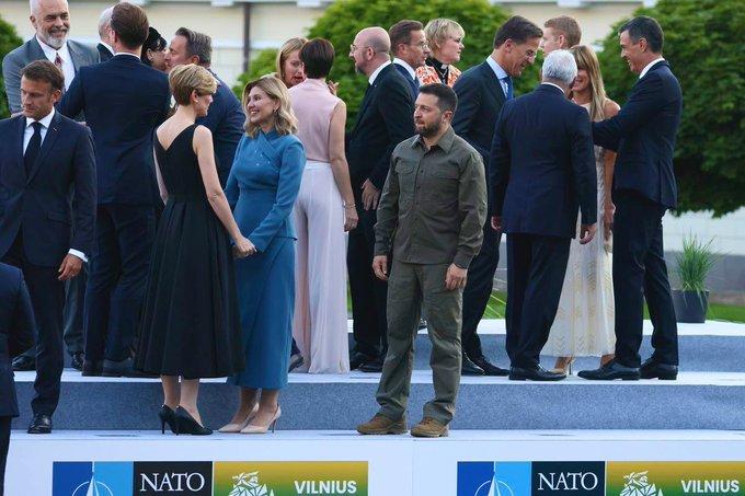 Зеленська з'явилася в ефектній сукні / скріншот Twitter Зеленська з'явилася в ефектній сукні / скріншот Twitter