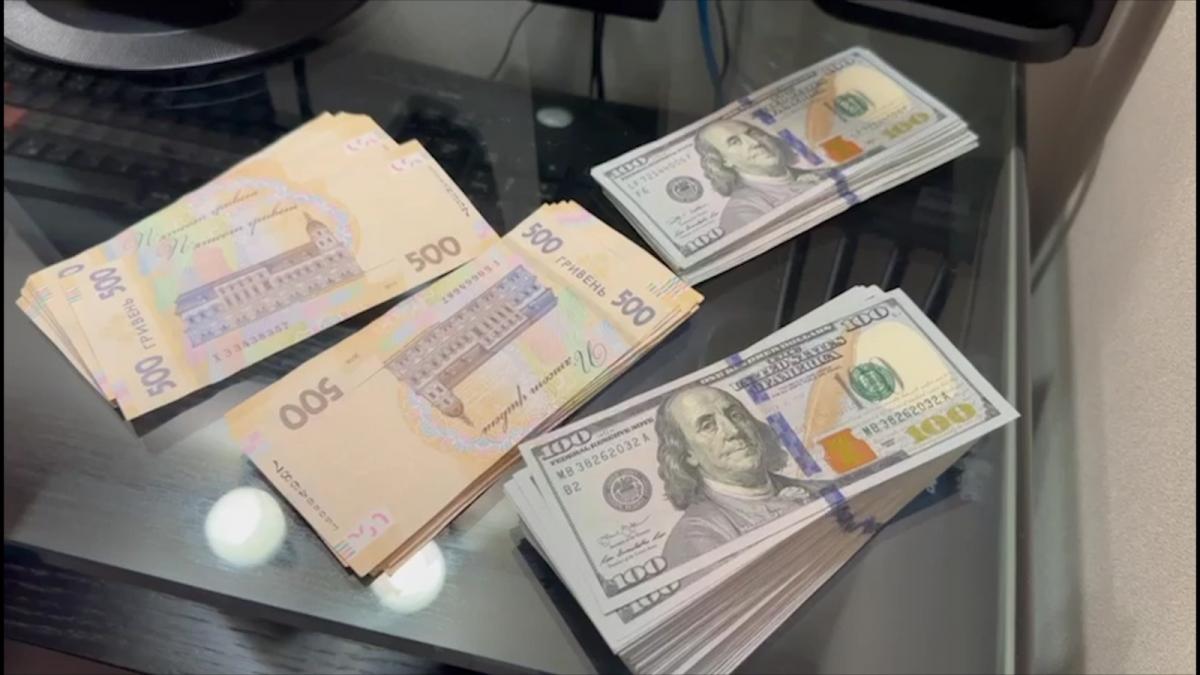 При обыске у подозреваемого изъяли наличные / фото Нацполиция При обыске у подозреваемого изъяли наличные / фото Нацполиция